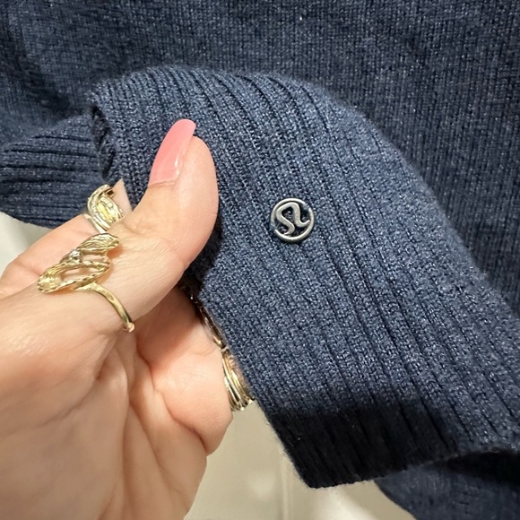 Lululemon Merino 100% Wool Navy Turtleneck Top/ Sweater Size 4 EUC - Picture 3 of 5